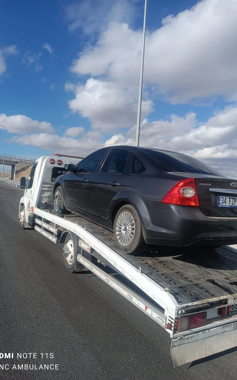 Araç taşıma platformunda sabitlenmiş otomobil