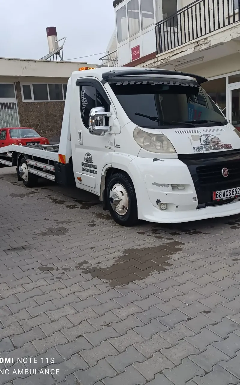 Genç Oto Kurtarma çekicisinin önden görünümü