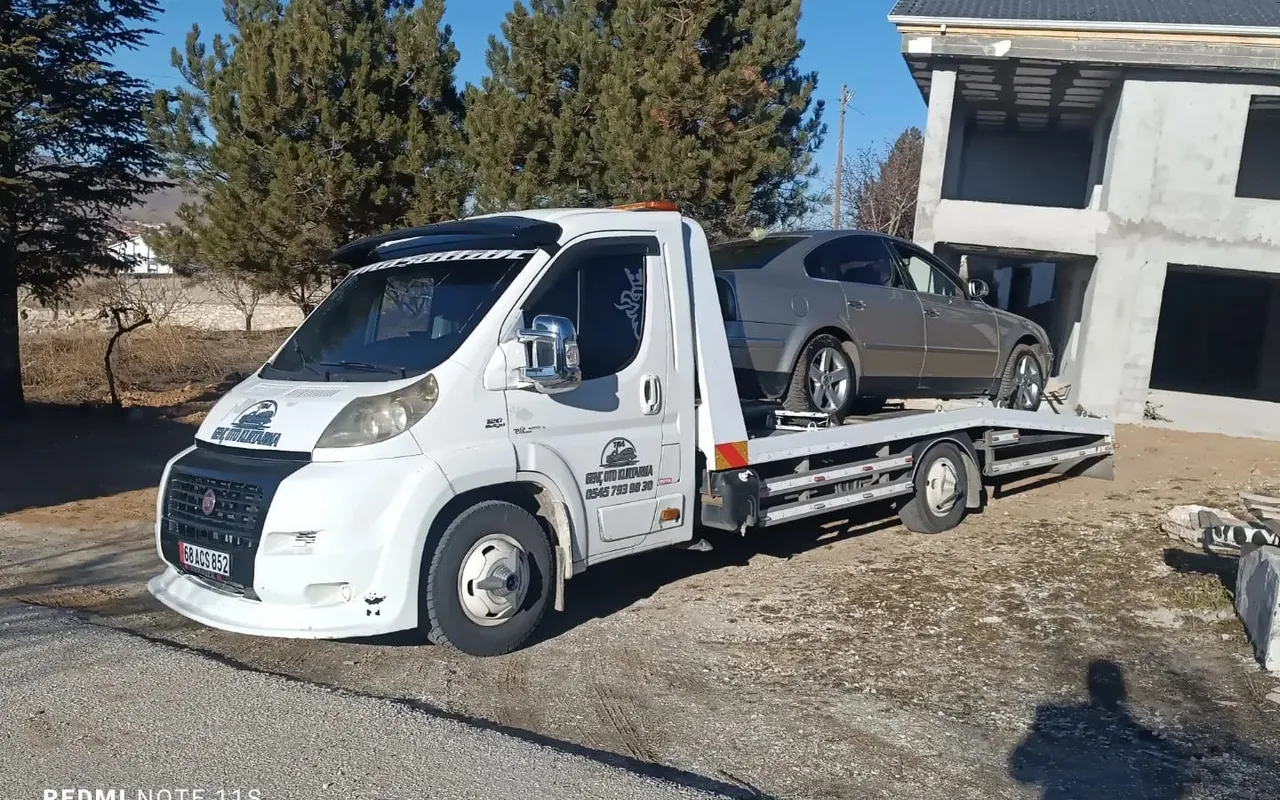 Genç Oto Kurtarma aracı üzerinde güvenle taşınan otomobil